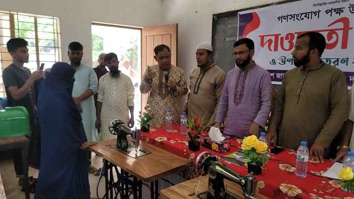 ফেনীতে শতাধিক নারীকে সেলাই মেশিন দিল জামায়াত