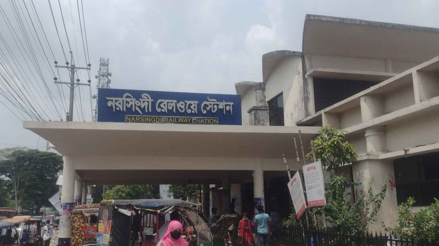 নরসিংদীতে ট্রেনের ধাক্কায় স্কুলছাত্রী নিহত