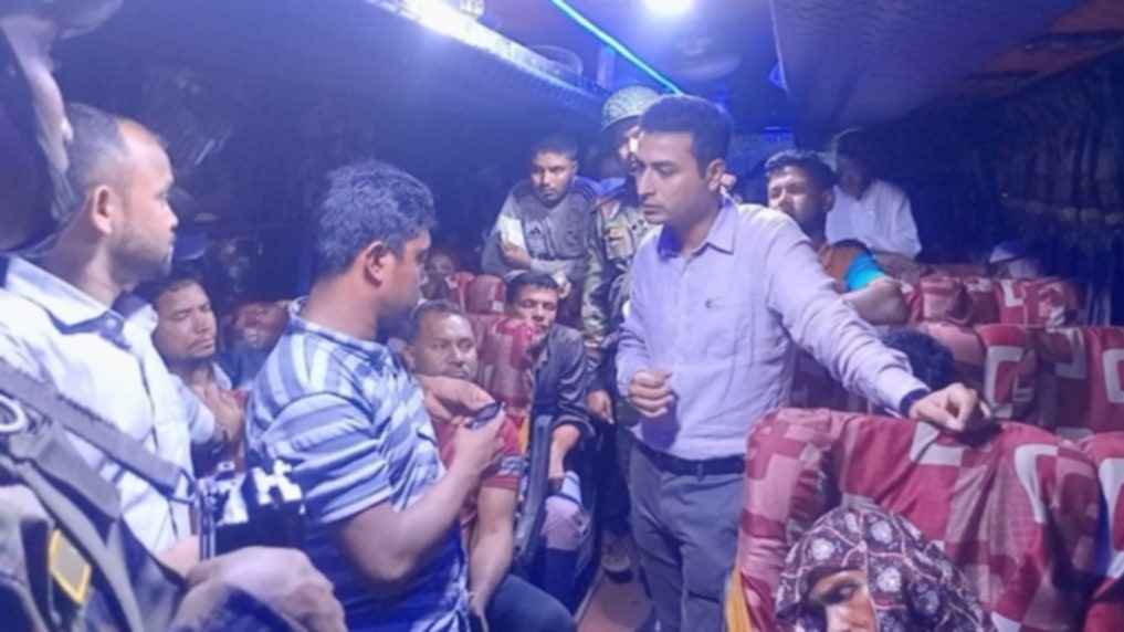 দুর্গাপুরে অতিরিক্ত ভাড়া আদায়, ইউএনওর অভিযানে যাত্রীদের টাকা ফেরত