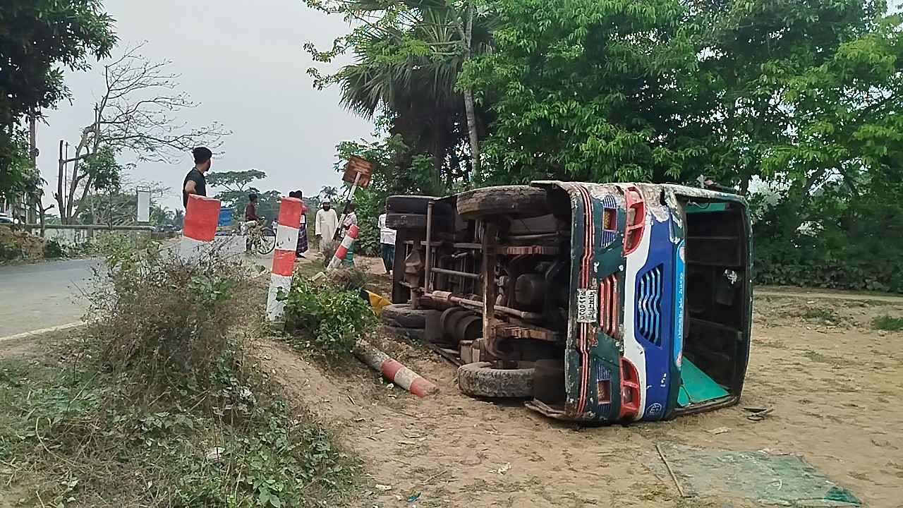 ট্রাকের ধাক্কায় যাত্রীবাহী বাস ছিটকে পড়ল ক্ষেতে, আহত ৩