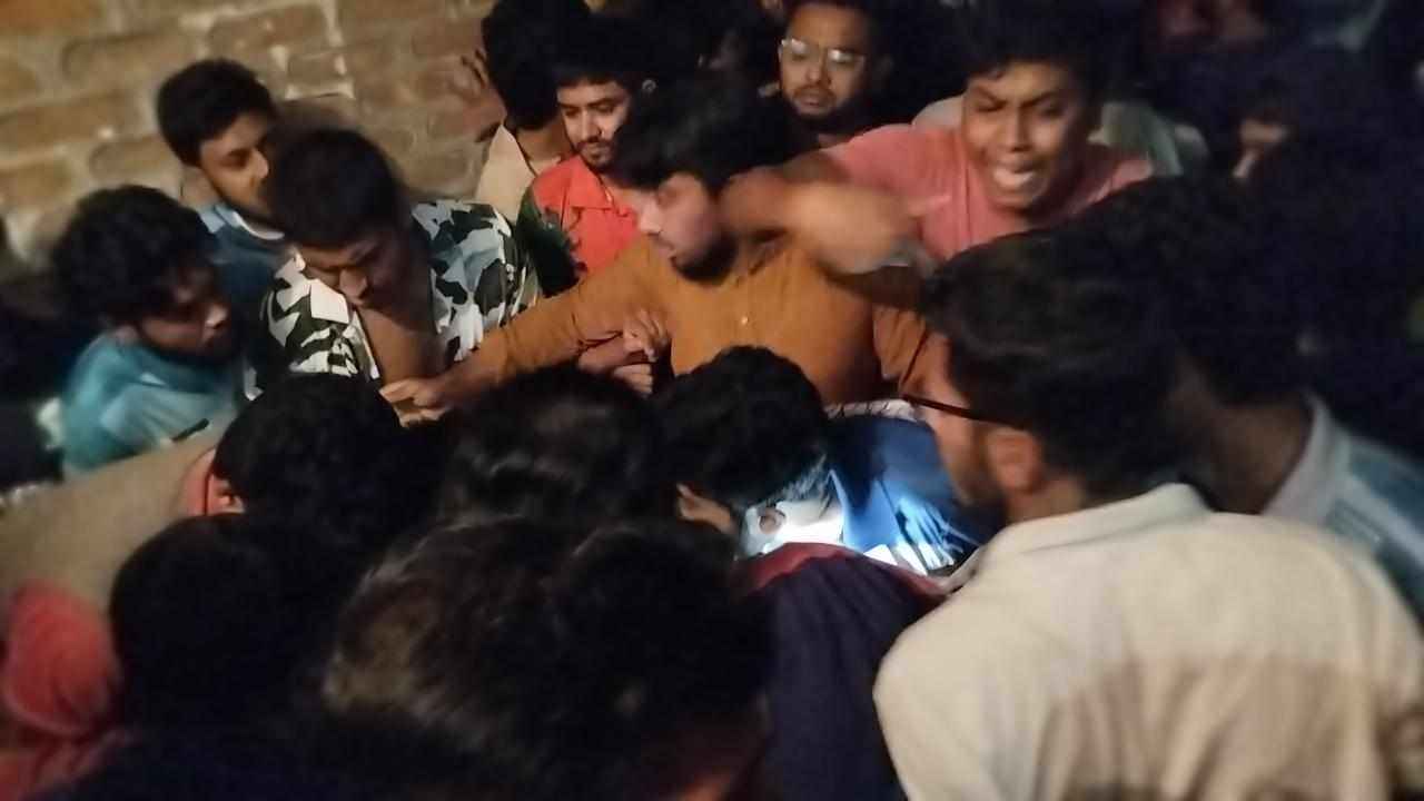 জুলাই আন্দোলনকারীদের ‘দুর্বৃত্ত’ বলায় সাংবাদিককে মারধর