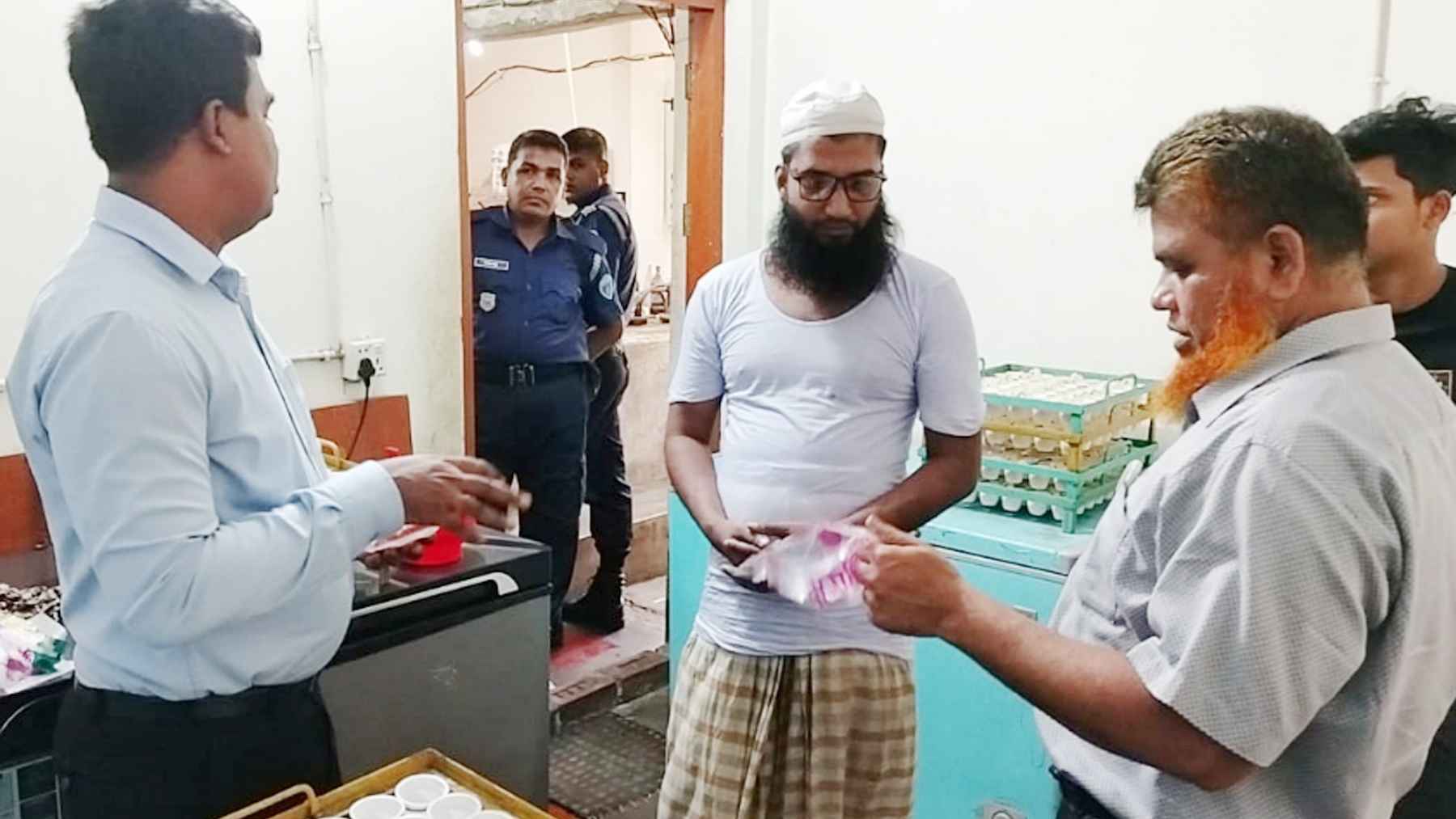 মেয়াদোত্তীর্ণের তারিখ ছাড়া আইসক্রিম-দধি তৈরি, ৩০ হাজার টাকা জরিমানা