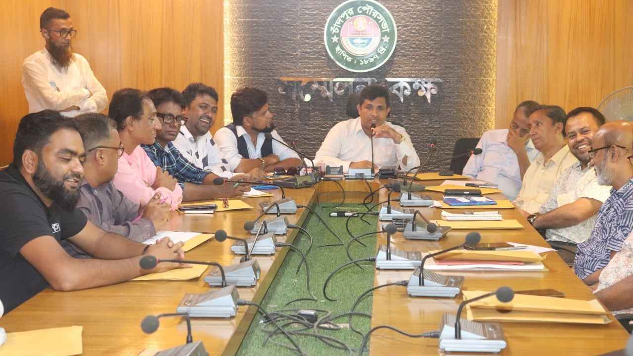 ‘চাঁদপুর শহরে নিরাপদ যানবাহনের জন্য আইন মানতে হবে’