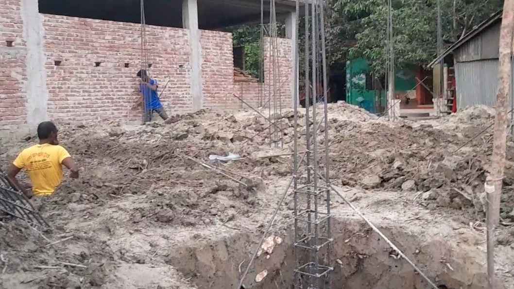 অটোরিকশাচালকের জমিতে জোরপূর্বক প্রতিবেশীর বাড়ি নির্মাণ