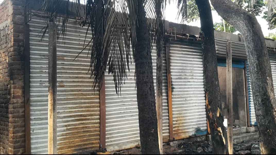 দুর্বৃত্তদের আগুনে পুড়ল প্রবাস ফেরত হানিফের দোকান