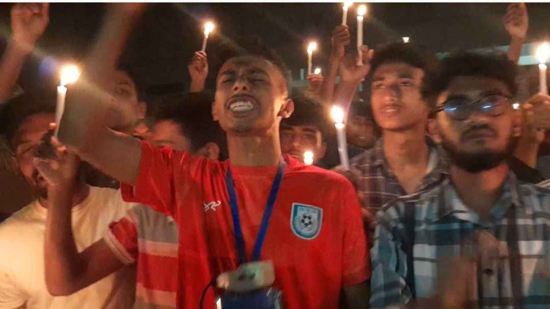 মোমবাতি জ্বালিয়ে লক্ষ্মীপুরে পলিটেকনিক শিক্ষার্থীদের প্রতিবাদ