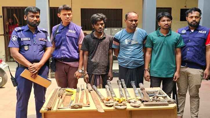 রূপগঞ্জে বিপুল পরিমাণ দেশীয় অস্ত্রসহ ৩ ডাকাত গ্রেফতার