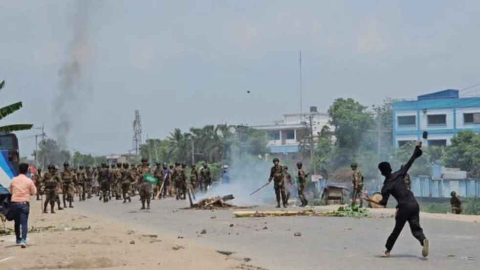 নারায়ণগঞ্জে গার্মেন্টস শ্রমিকদের সঙ্গে যৌথ বাহিনীর সংঘর্ষ, আহত ৫০