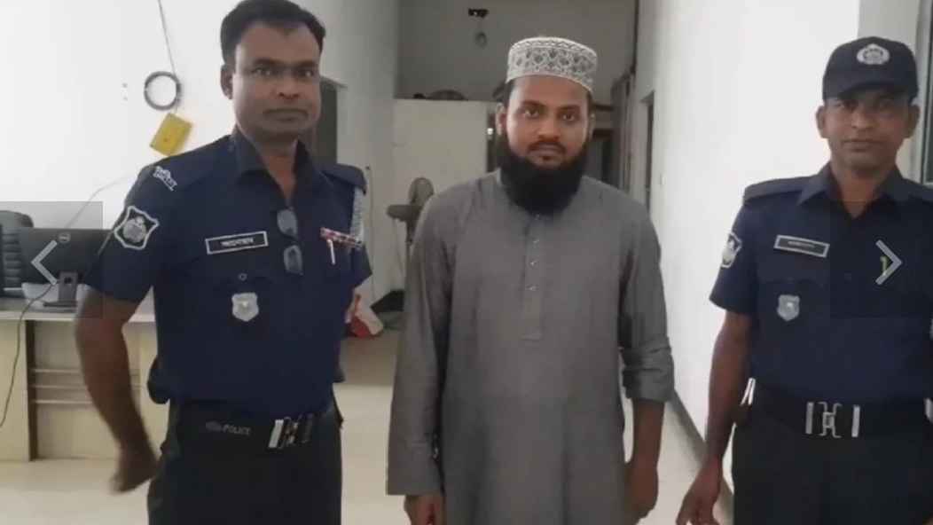 খালেদা জিয়াকে নিয়ে ফেসবুকে বাজে মন্তব্য করায় ইমাম গ্রেফতার