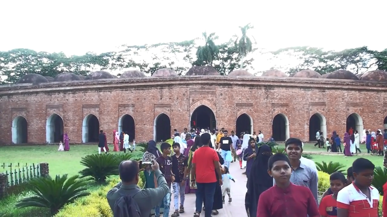 বাগেরহাট ষাটগম্বুজ মসজিদে পর্যটক-দর্শনার্থীদের ঢল