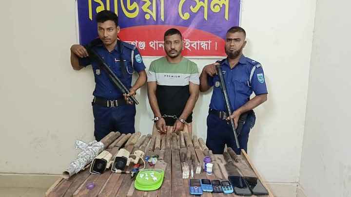 গোবিন্দগঞ্জে বিপুল পরিমাণ মাদকসহ দেশীয় অস্ত্র জব্দ, গ্রেফতার ১