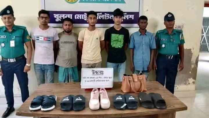খুলনায় লুট করা জুতা-ব্যাগসহ আরও ৫ জন আটক