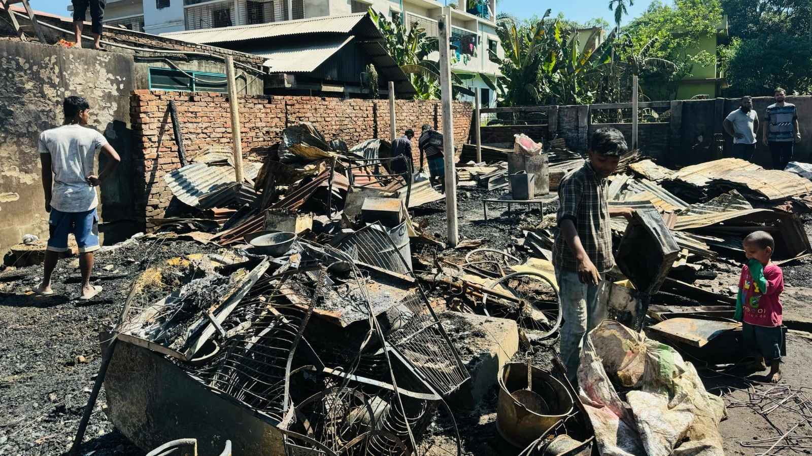 মিরসরাইয়ে অগ্নিকাণ্ডে তিন ব্যবসা প্রতিষ্ঠান ও ১৩ ঘর পুড়ে ছাই