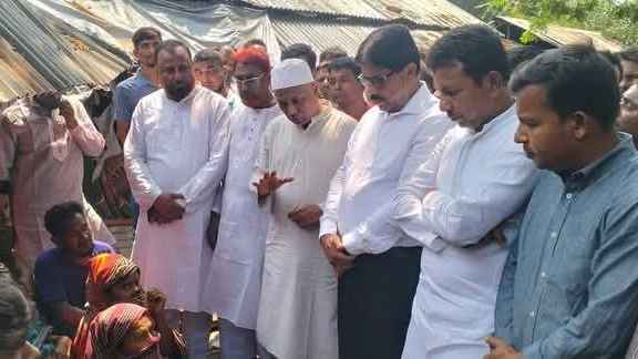 যশোরে ক্ষতিগ্রস্ত ১৪ পরিবারের পাশে বিএনপি নেতা অমিত