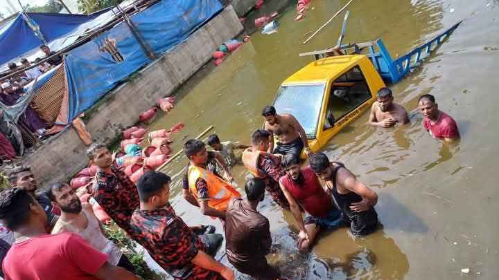 গ্যাস সিলিন্ডারবাহী পিকআপ উলটে পুকুরে, চাপা পড়ে গোসলরত কিশোর নিহত
