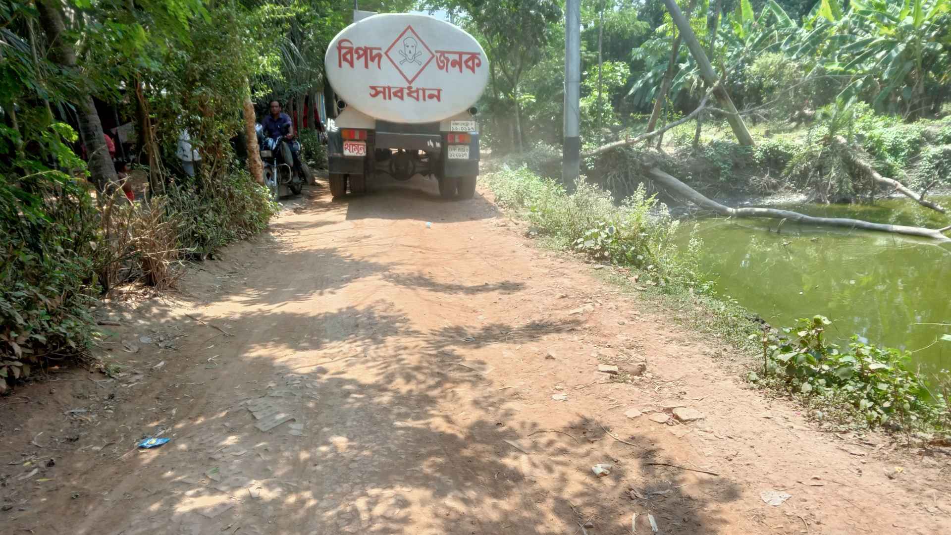 হাতিয়ায় তমরোদ্দি গ্রামীন রাস্তার বেহাল দশা, জনদুর্ভোগ