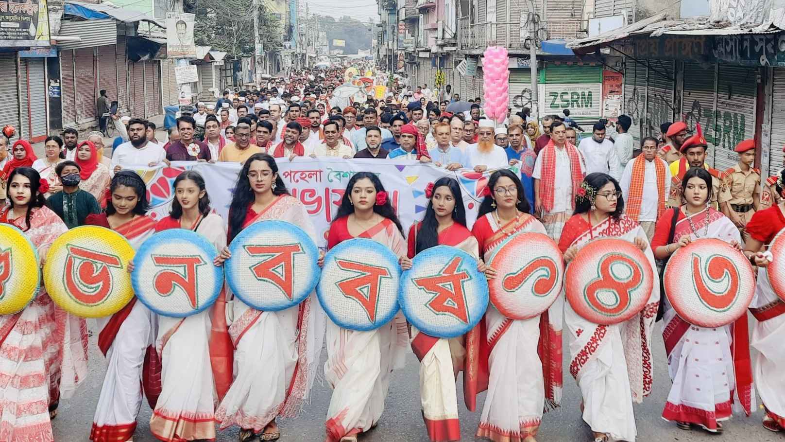 সাতক্ষীরায় বর্ণিল আয়োজনে নববর্ষ উদযাপন