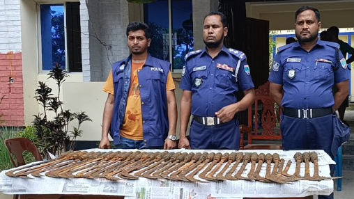 পুকুর থেকে বস্তা ভর্তি দেশীয় অস্ত্র উদ্ধার