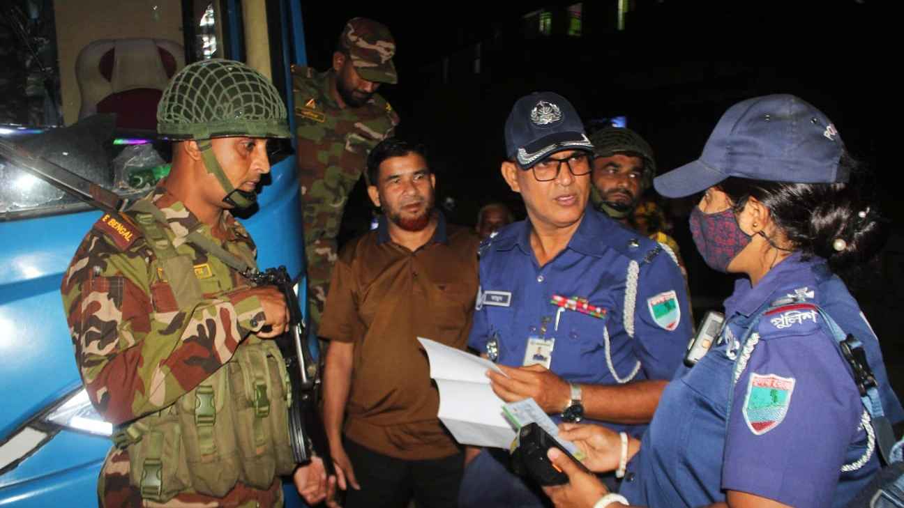 নড়াইলে আবারও সেনা অভিযান, ৯ গাড়ি জব্দসহ ৫৪ হাজার টাকার মামলা