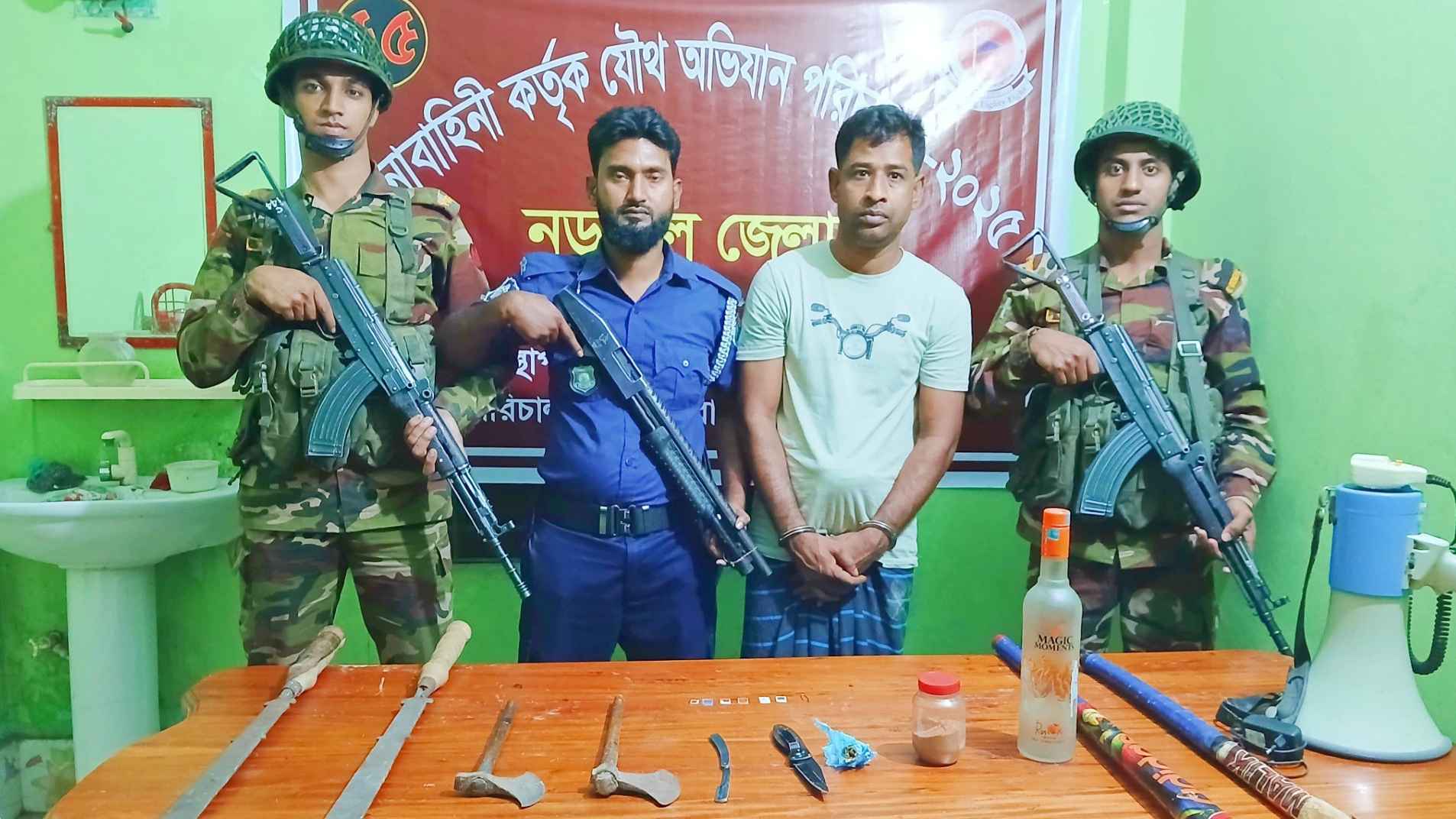 নড়াইলে দেশীয় অস্ত্র ও মাদকসহ একজন আটক