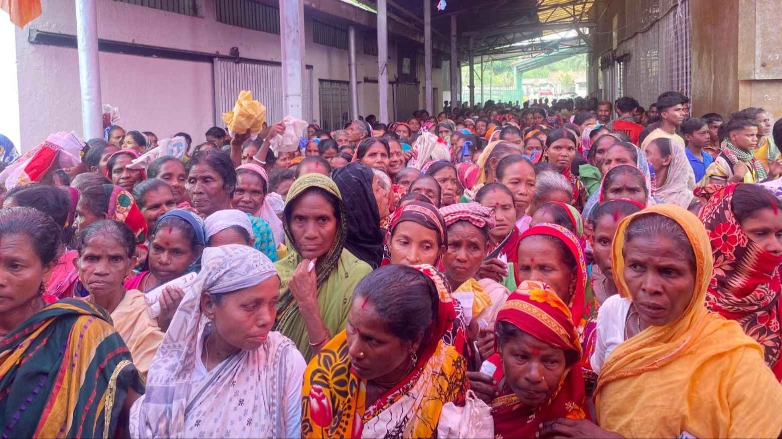 ছয় সপ্তাহ ধরে মজুরি বন্ধ, ১৫০০ চা শ্রমিক পেলেন জিআরের চাল