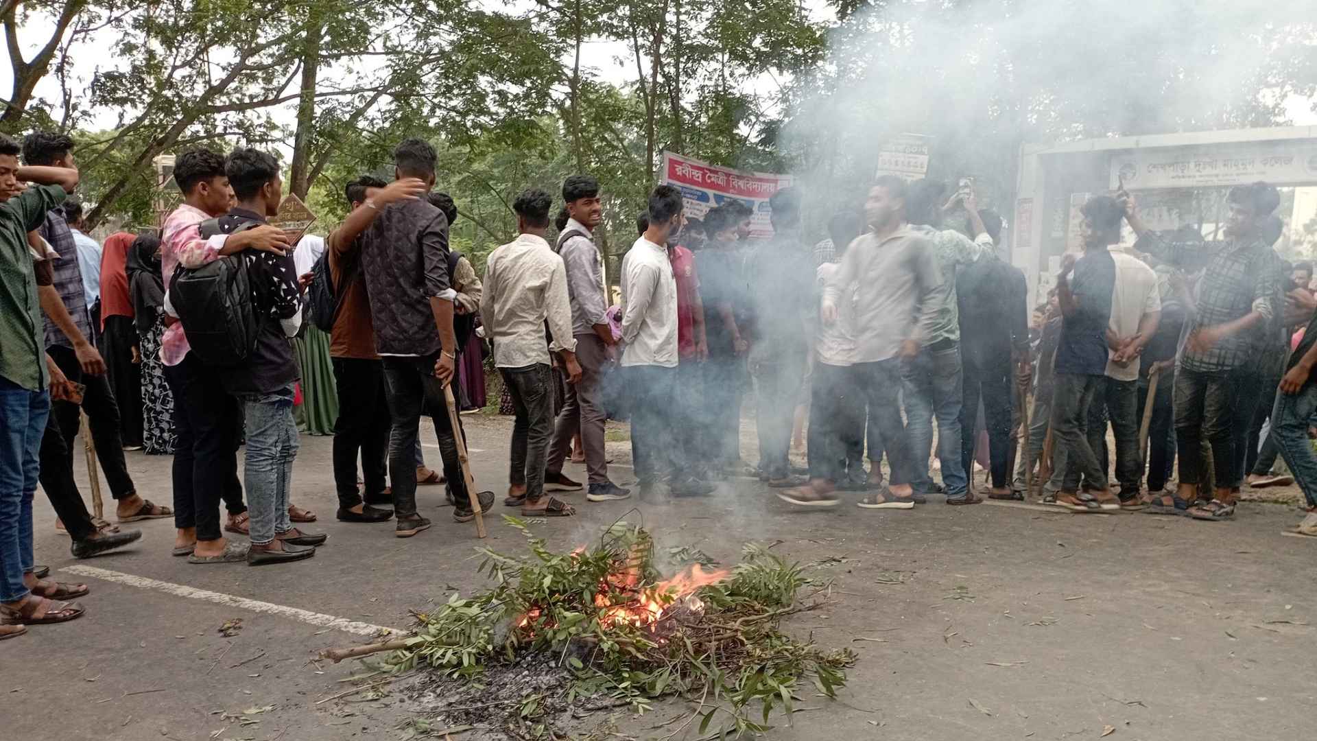 শৈলকুপায় কলেজ মাঠে স্থাপনা নির্মাণের প্রতিবাদে মহাসড়ক অবরোধ