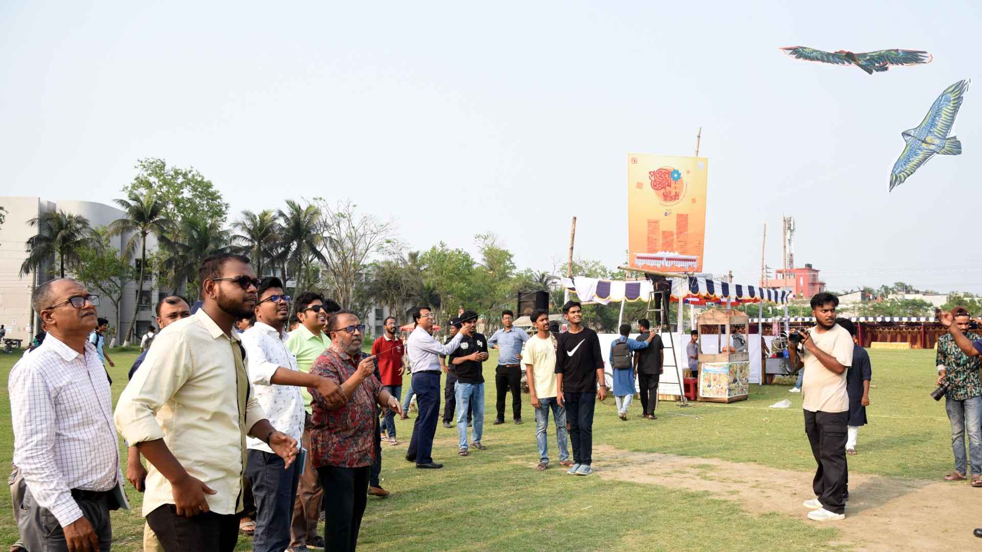 খুবিতে নানা আয়োজনে ঘুড়ি উৎসব