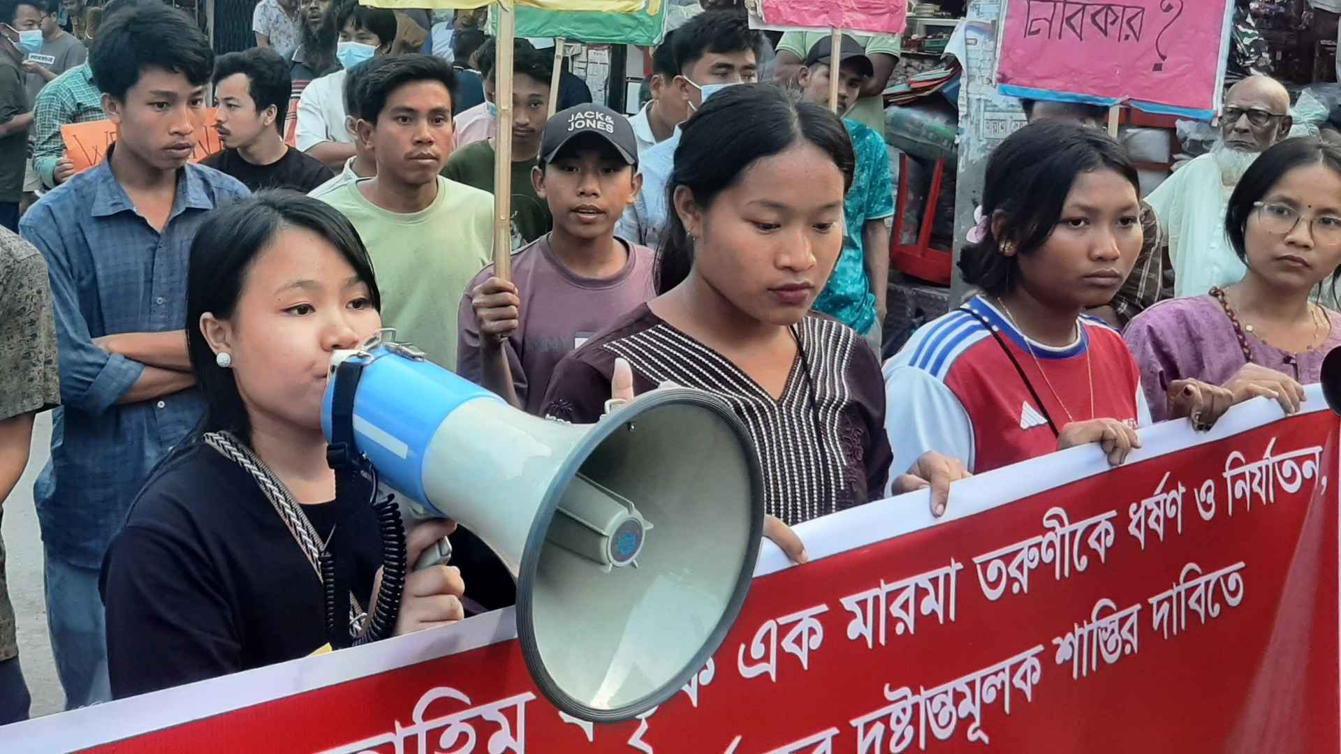 ধর্ষকের দৃষ্টান্তমূলক শাস্তির দাবিতে খাগড়াছড়িতে বিক্ষোভ