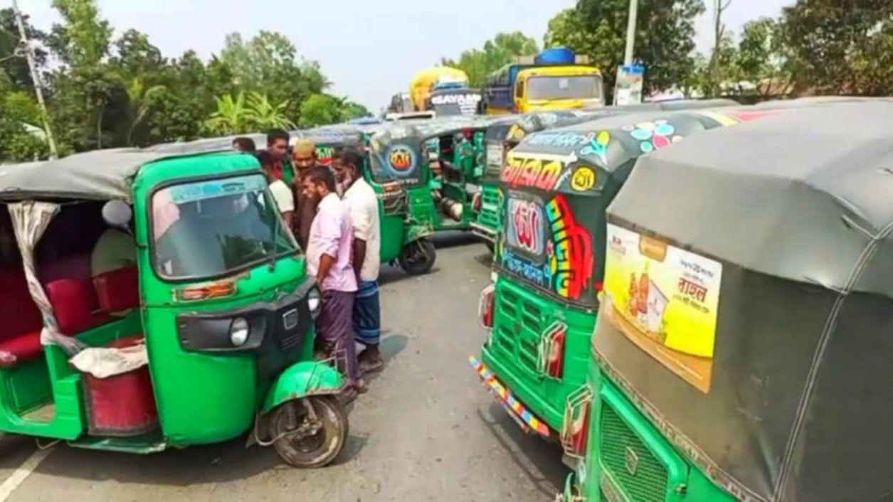 হাইওয়ে পুলিশের চাঁদাবাজির অভিযোগে মহাসড়ক এক ঘণ্টা অবরোধ