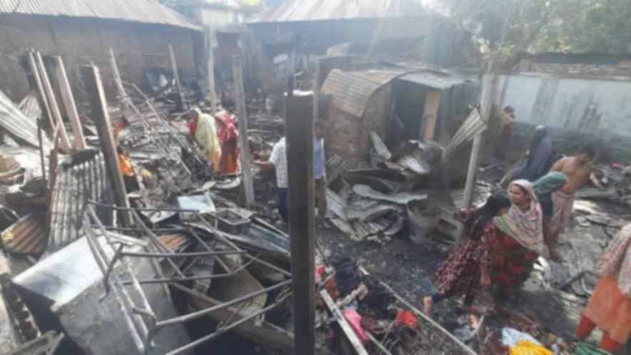 বগুড়ায় আগুনে বাড়িঘর পুড়ে নিঃস্ব তিন বিধবা নারী