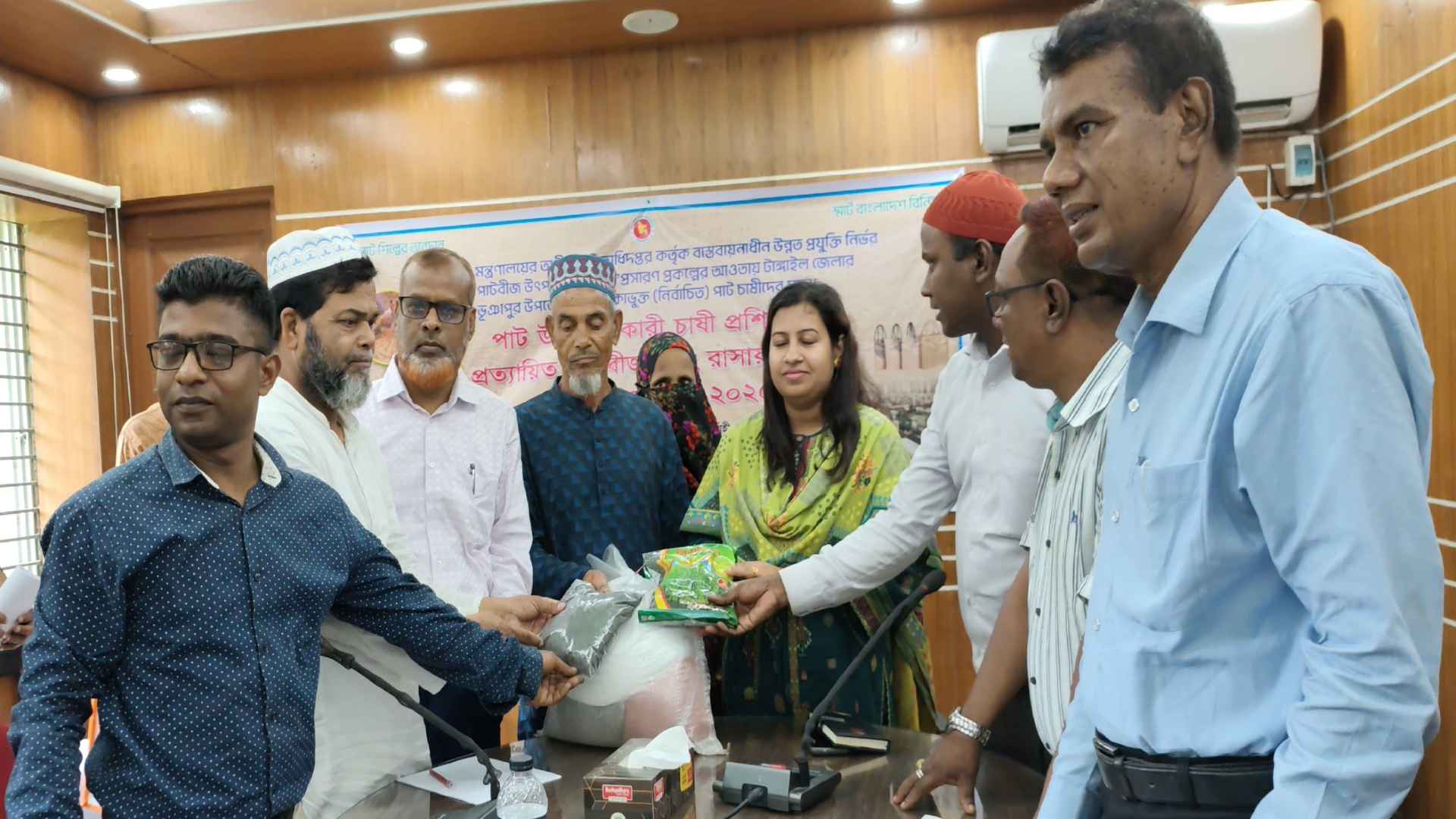 টাঙ্গাইলে বিনামূল্যে ২ হাজার ৭০০ কৃষক পেল সার ও পাট বীজ