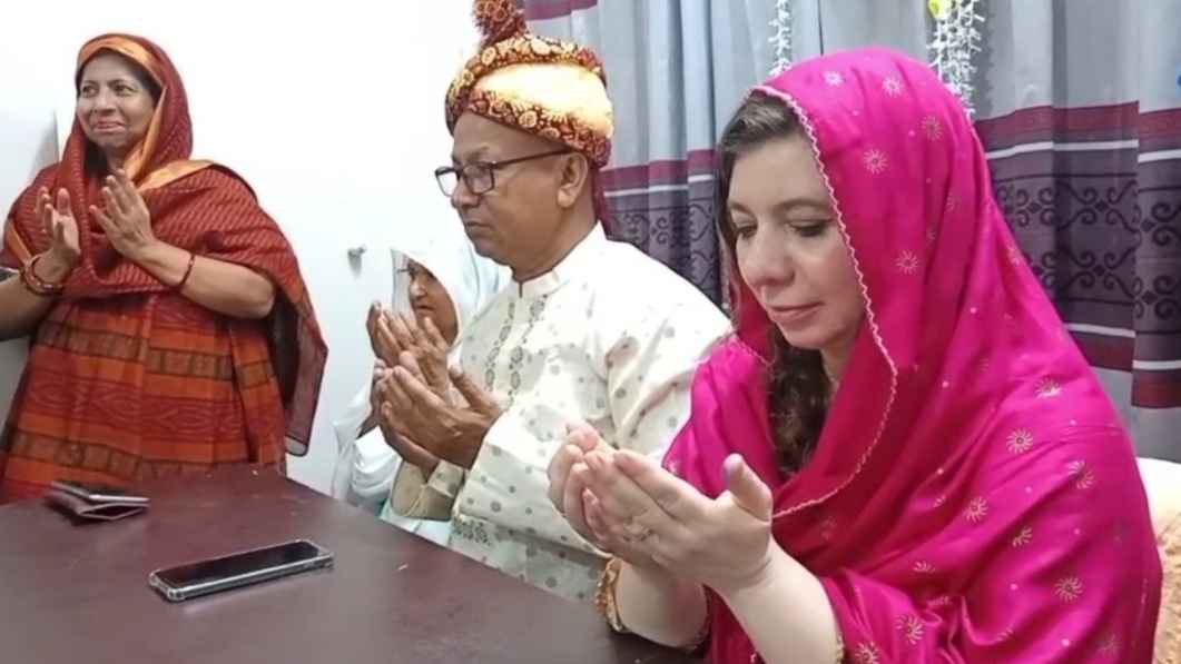 প্রেমের টানে দুই যুগ পর বরগুনায় আসলেন ডেনিশ নারী