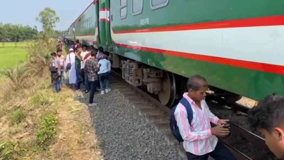গাজীপুরে ট্রেনের বগি লাইনচ্যুত, ১৩ ঘণ্টা পর ট্রেন চলাচল শুরু