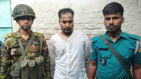 খুলনার শীর্ষ সন্ত্রাসী গ্রেনেড বাবু ও সোহাগের বাড়িতে অভিযান