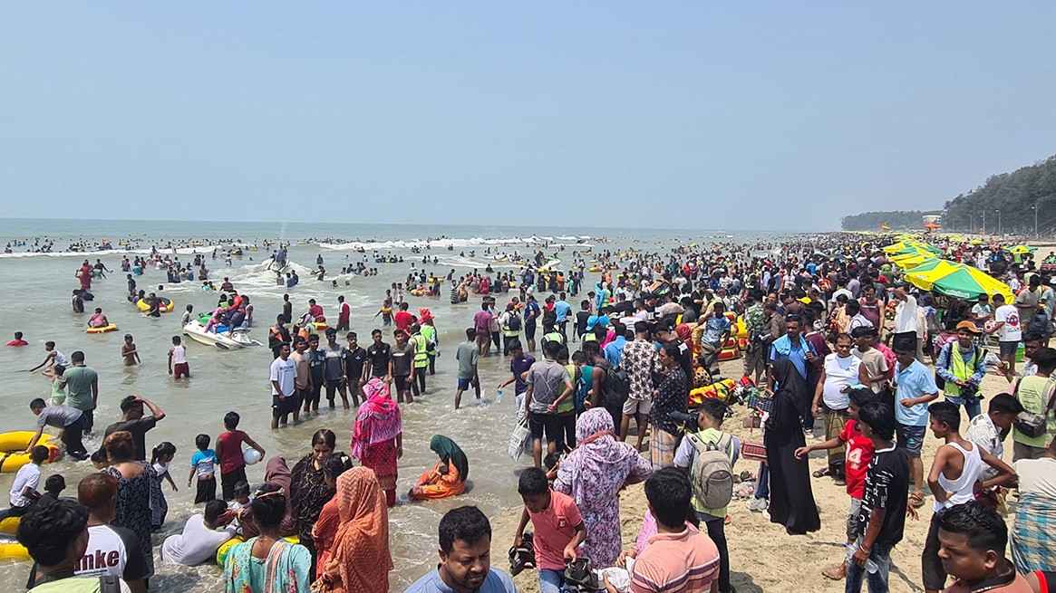 লাখো পর্যটকে টইটম্বুর কক্সবাজার সৈকত