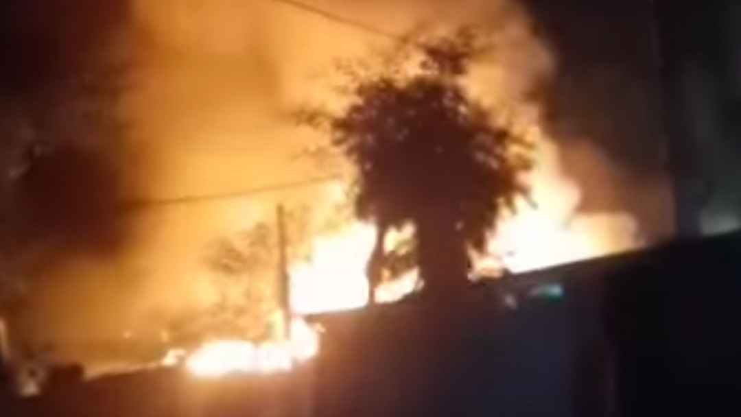 নোয়াখালীতে আগুনে পুড়ল ৮ দোকান, কোটি টাকার ক্ষতি