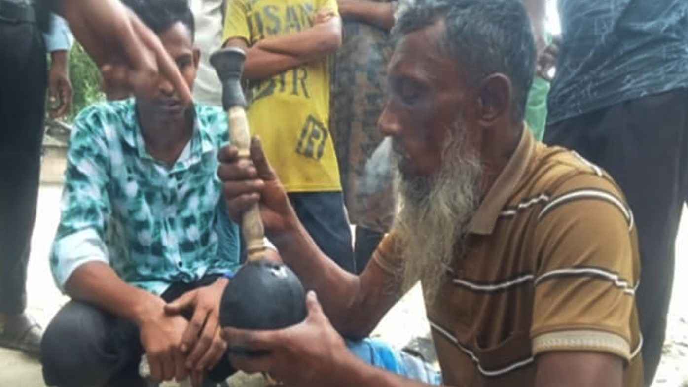 বৈশাখী মেলায় দেখা মিলল গ্রাম-বাংলার হারিয়ে যাওয়া হুক্কা