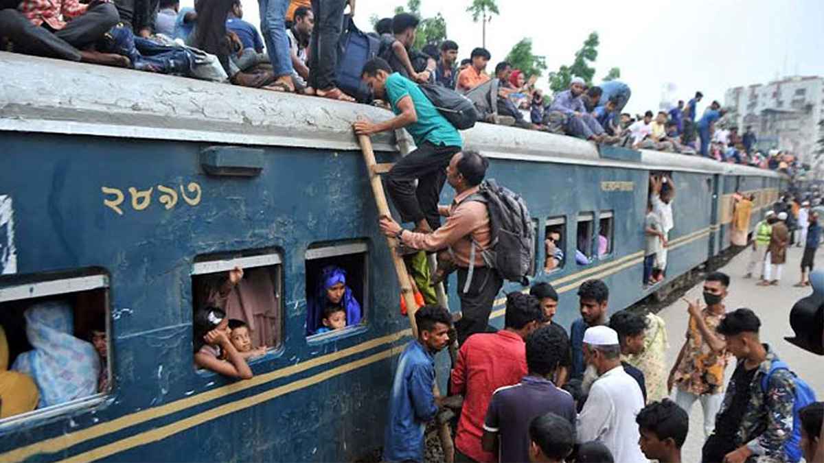ট্রেনের ছাদে ভ্রমণে বিরত থাকার অনুরোধ রেল মন্ত্রণালয়ের