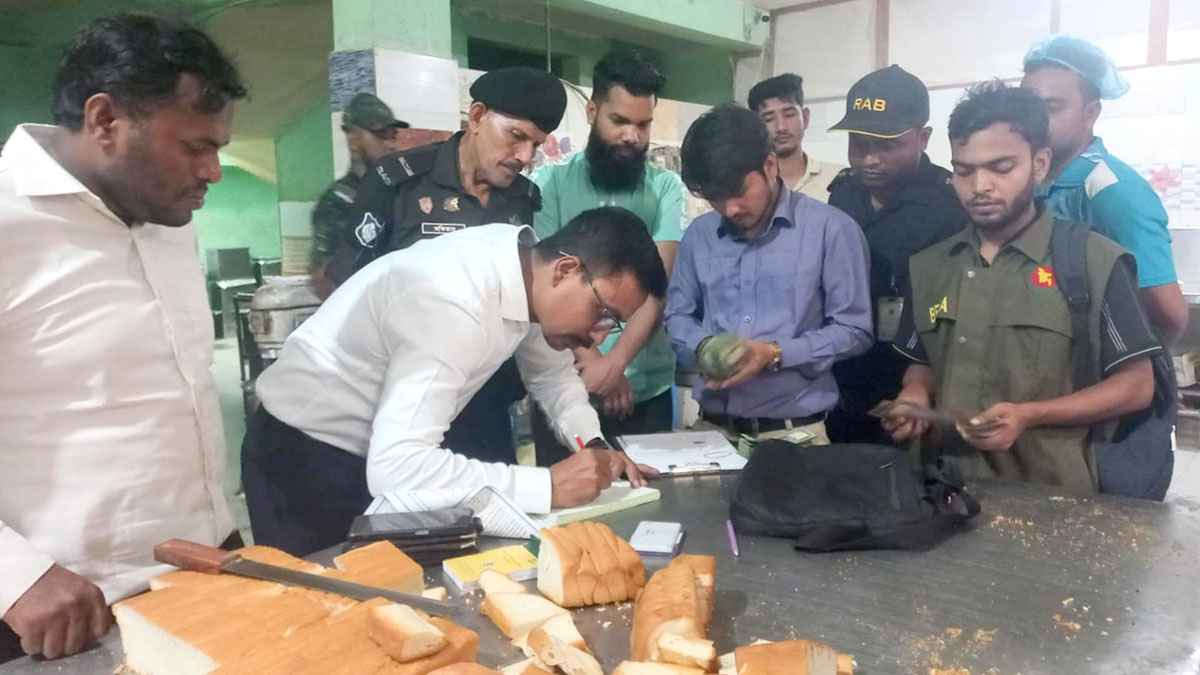 অস্বাস্থ্যকর পরিবেশে মিষ্টি তৈরি, হ্যালো বেকারিকে ২ লাখ টাকা জরিমানা