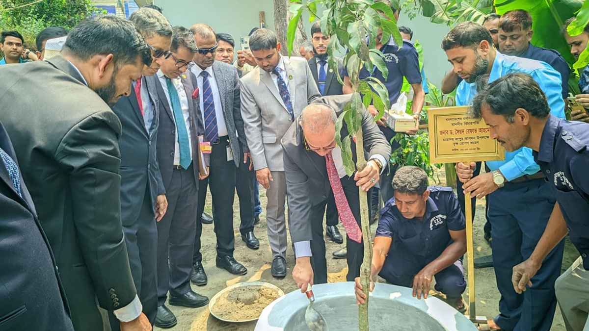 রংপুরের জজ আদালতের কার্যক্রম পরিদর্শন করলেন প্রধান বিচারপতি