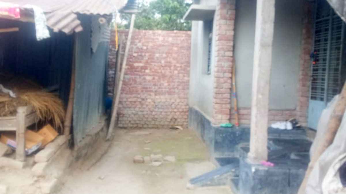 ঝিকরগাছায় ৬০ বছরের পুরোনো রাস্তা বন্ধের অভিযোগ