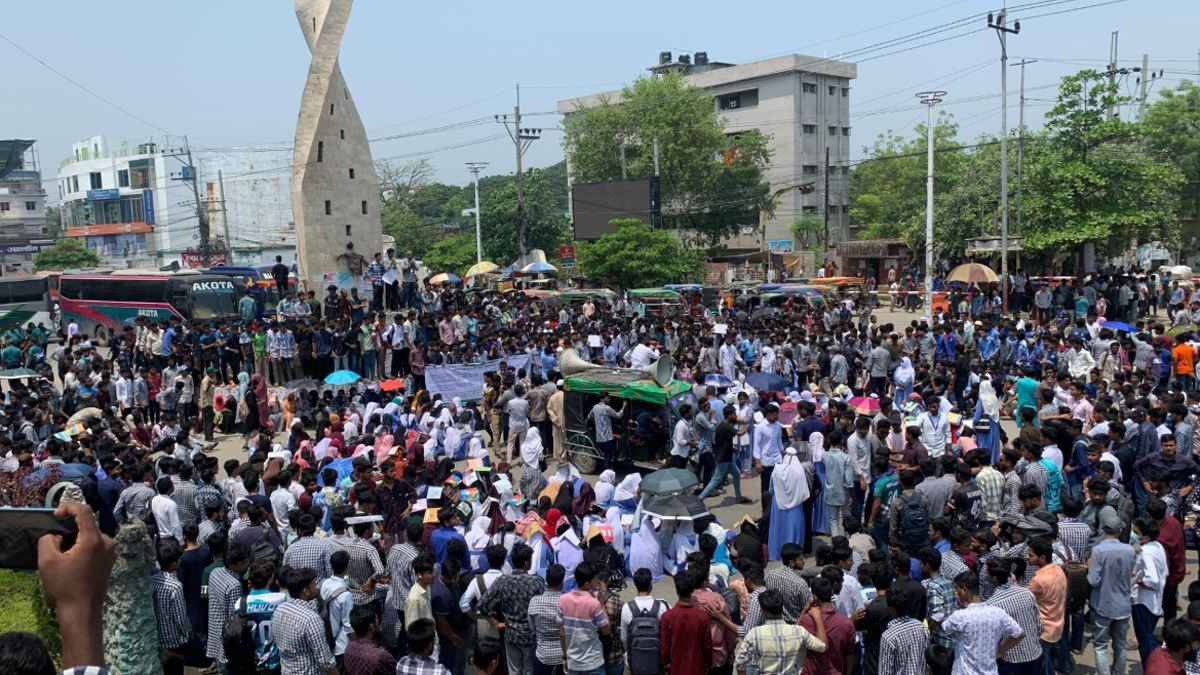 ‘কারিগরি-উচ্চশিক্ষা’ মন্ত্রণালয় প্রতিষ্ঠার দাবিতে রাজশাহীতে সড়ক অবরোধ