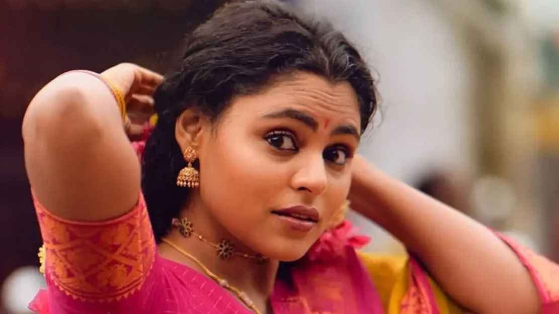 নেশার ঘোরে আমার পোশাক ঠিক করতে চেয়েছিল, অভিযোগ অভিনেত্রীর  