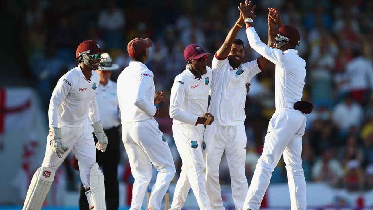 বল বিকৃত করায় ওয়েস্ট ইন্ডিজ দুই ক্রিকেটারের জরিমানা