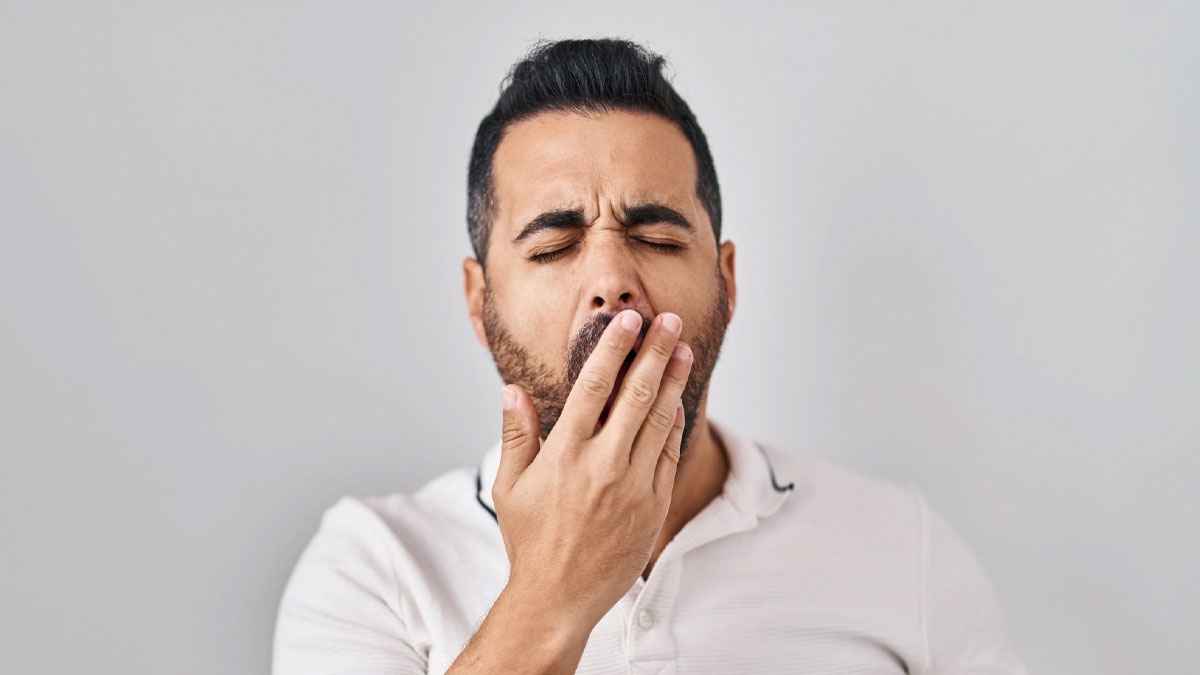 হাই এলে মুখে হাত দিতে হয় কেন