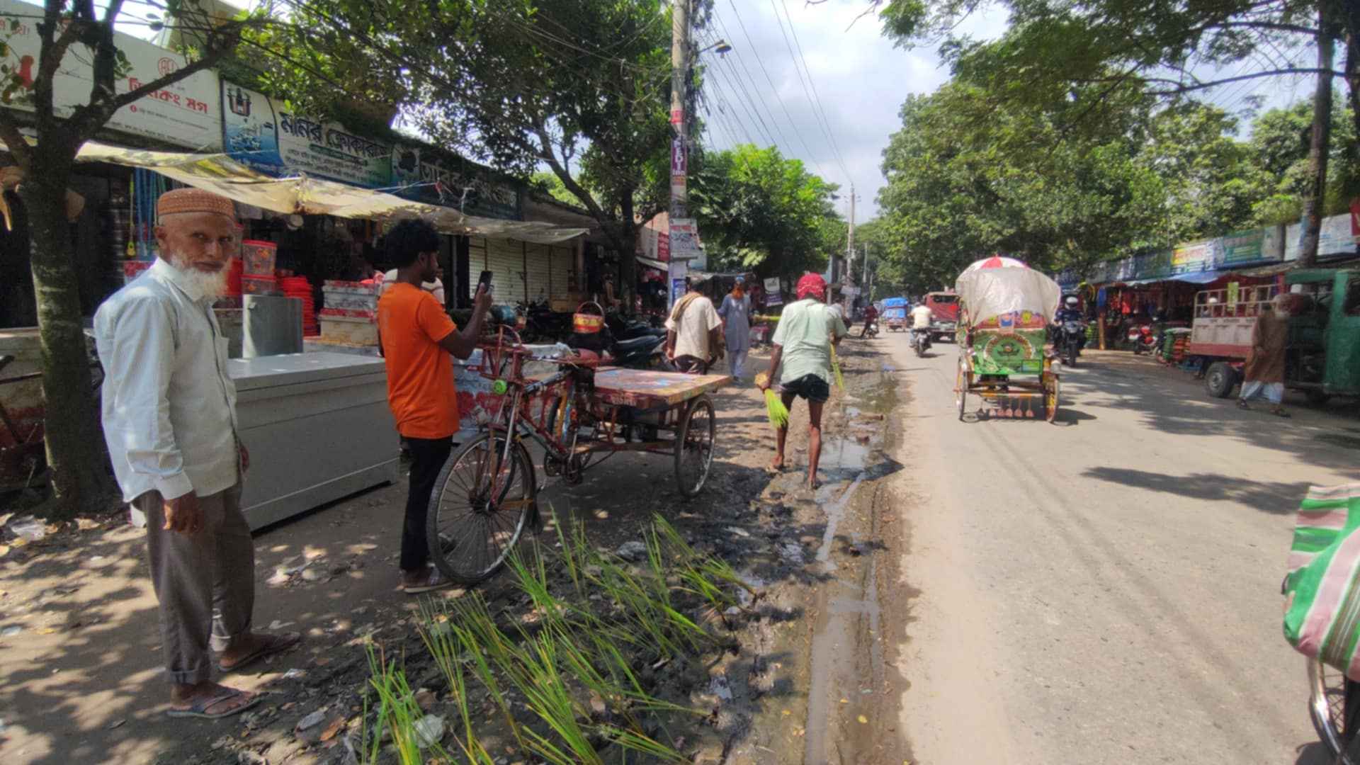 সড়কে ধানের চারা লাগিয়ে মাগুরা পৌরবাসীর প্রতিবাদ