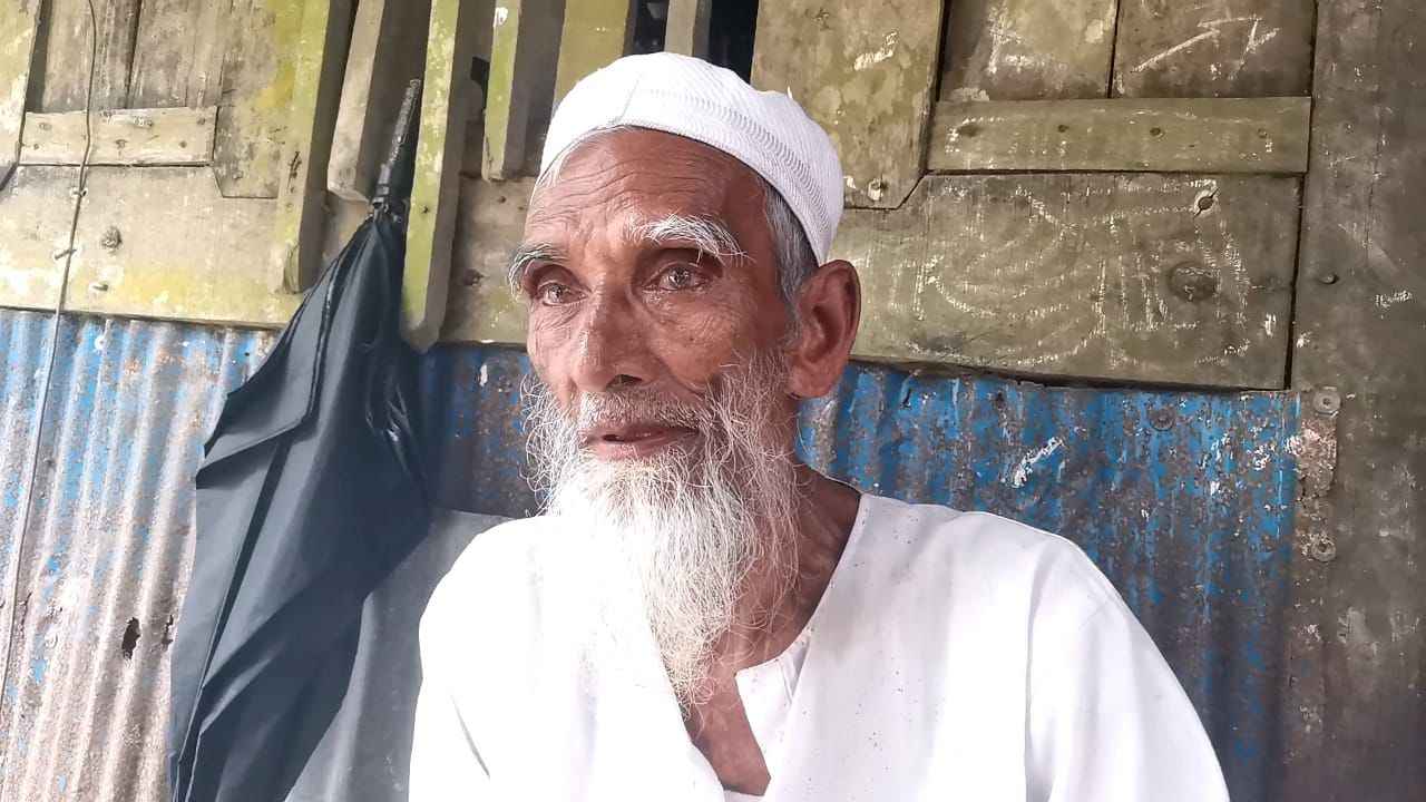 বিয়ের দাবিতে ৩৫ বছরের নারীর বাড়িতে ৭৫ বছর বয়সের বৃদ্ধের অনশন