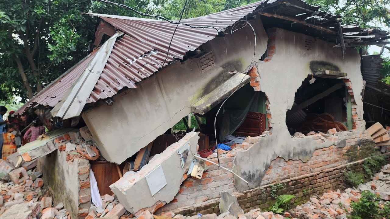 সাভারে জমি দখলের উদ্দেশে রংমিস্ত্রির বসতবাড়ি গুঁড়িয়ে দিয়েছে সন্ত্রাসীর