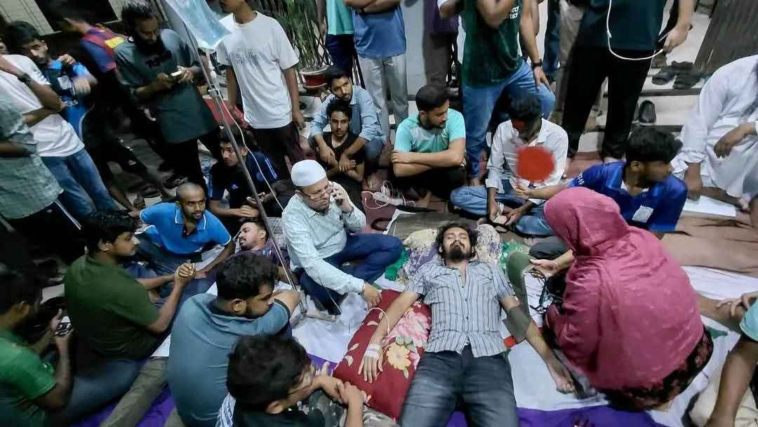 বেরোবিতে ছাত্র সংসদের দাবিতে ২৩ ঘণ্টা অনশনে অসুস্থ ৩ শিক্ষার্থী