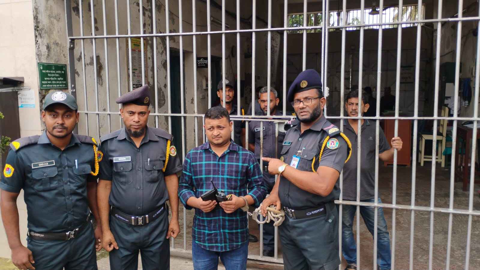 বরিশালে ভুয়া গোয়েন্দা সংস্থার সদস্য আটক